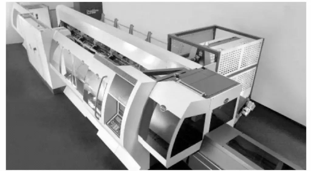 Figura 4-55 Máquina de corte de tubos multieixos totalmente automática (com cabeça giratória)